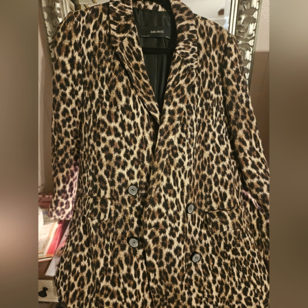 Leopard print coat buttons and pockets